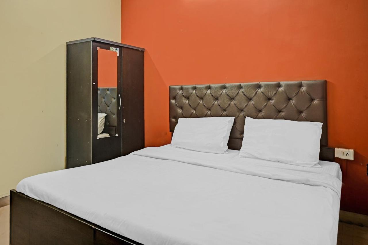 Oyo 7498 Hotel Aparajita Варанаси Экстерьер фото