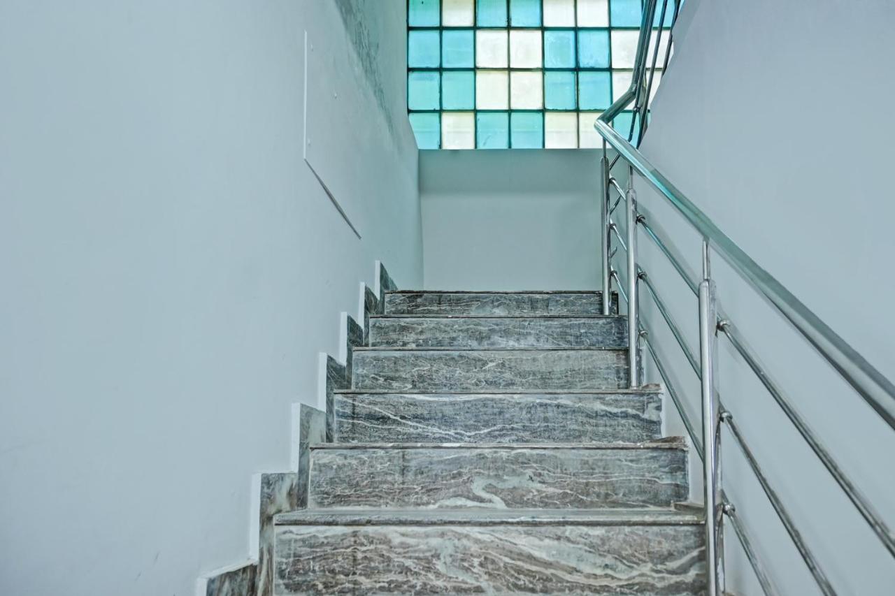 Oyo 7498 Hotel Aparajita Варанаси Экстерьер фото